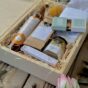 Drevená truhlica plná prírodných pokladov so sirupom